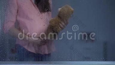 孕妇在雨窗后拥抱泰迪熊，宝宝期待，<strong>呵护</strong>